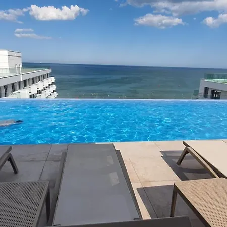 アパート Infinity Luxury Piscina Prima Linie La Mare ナボダリ