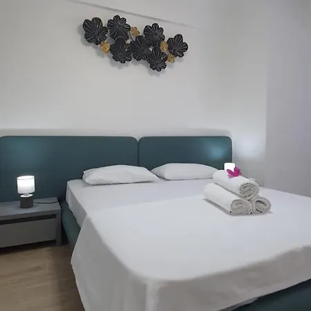 アパート Infinity Luxury Piscina Prima Linie La Mare ナボダリ