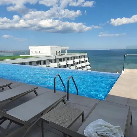 アパート Infinity Luxury Piscina Prima Linie La Mare ナボダリ
